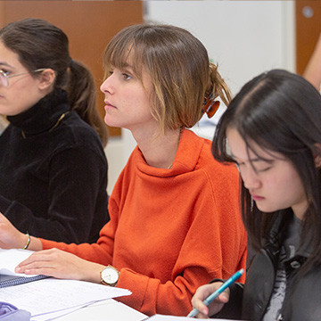 Degree in Economics + Leadership and Governance Program